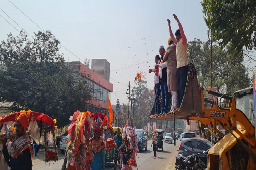 बुलडोजर से बरसाए फूल