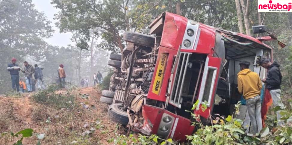 दुर्ग व बालोद जिले के तीर्थयात्रियों की बस सरगुजा के वाड्रफनगर में पलट गई.