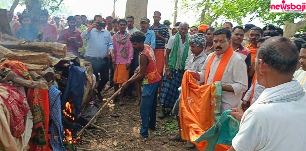 कवर्धा में मृतकों का एक साथ अंतिम संस्कार किया गया.