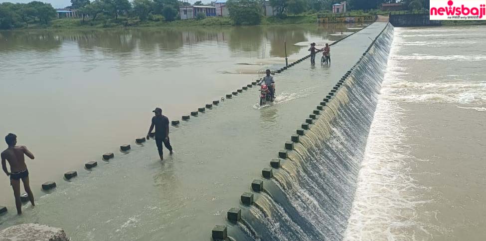 एनीकट में बहे छात्र को खोजती रही एसडीआरएफ की टीम, एनीकट में लोग  करते रहे आना-जाना.