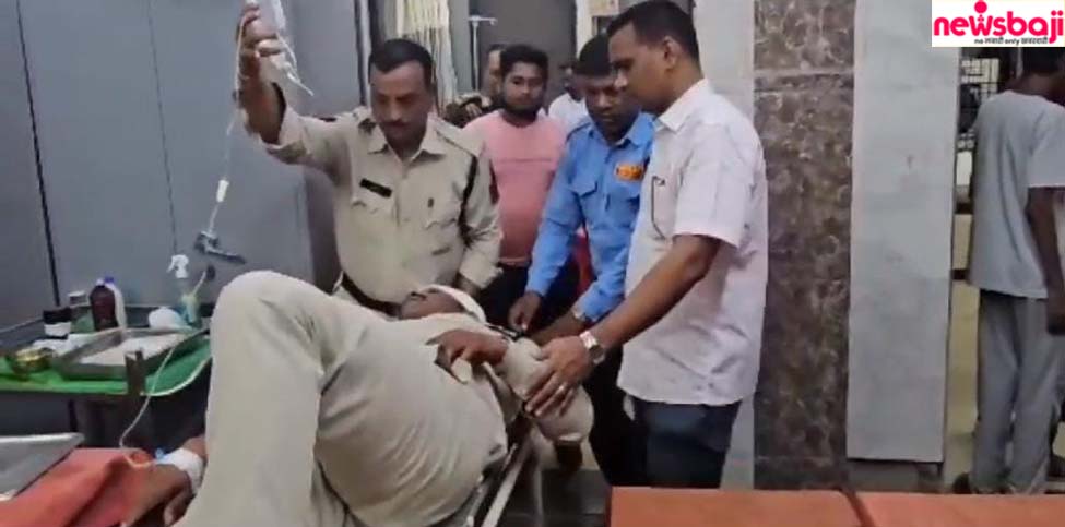 घायल पुलिस जवानों का गंभीर हालत में इलाज चल रहा है.