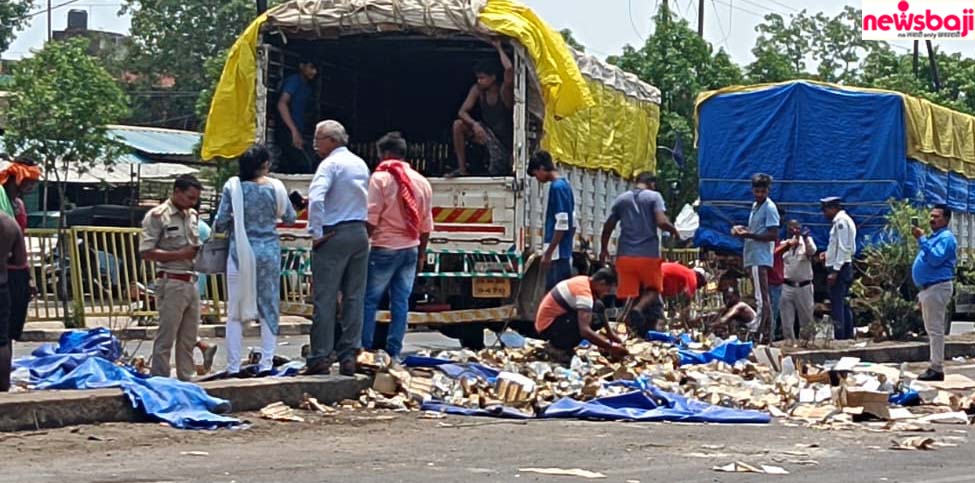 राजनांदगांव में बीयर केन से भरा ट्रक पलट गया.