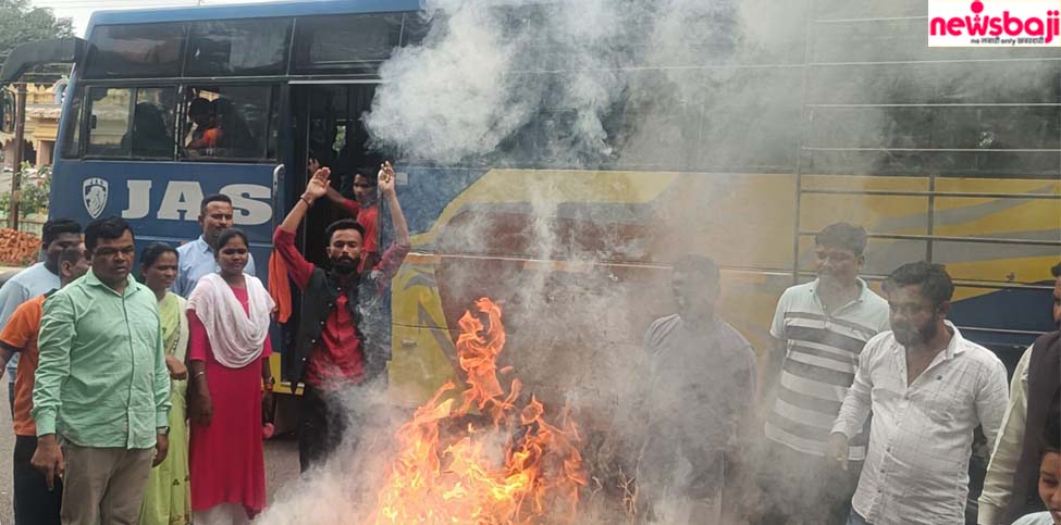 बीजापुर में बीजेपी जिलाध्यक्ष व कार्यकर्ताओं ने स्थानीय विधायक का पुतला जलाया.