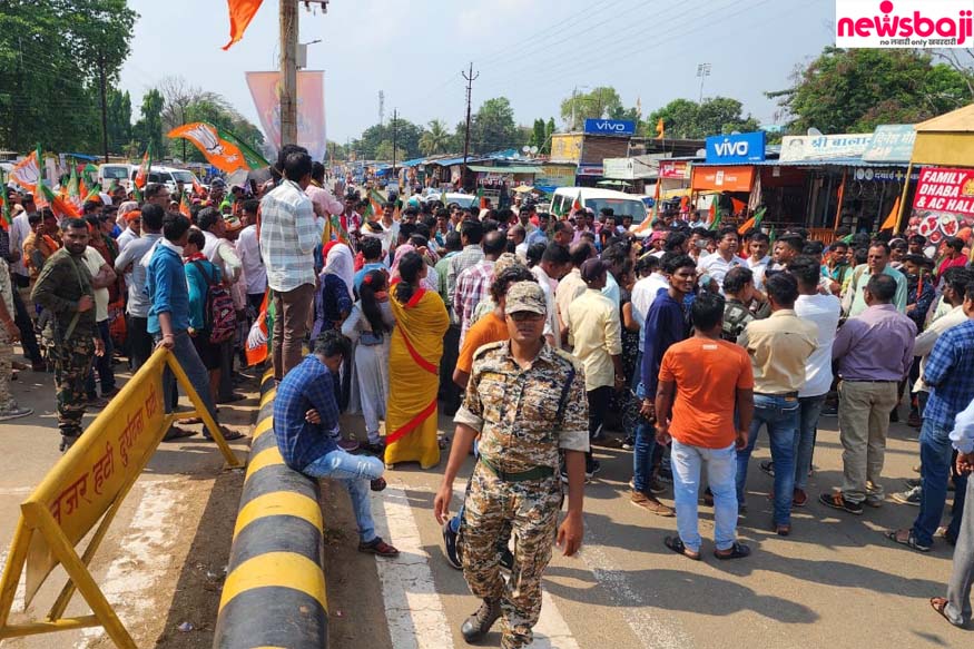 बीजापुर में बीजेपी के राष्ट्रीय राजमार्ग को बाधित करने से लंबा जाम लग गया.