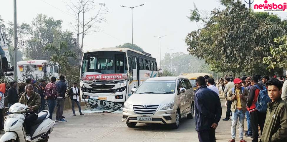 अंबिकापुर में बस हाइवा से जा टकराई.