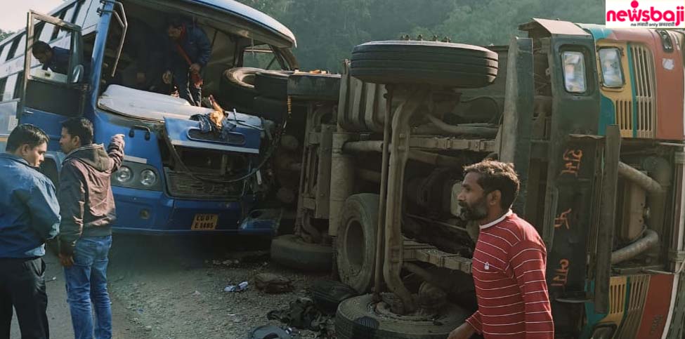 धमतरी-चारामा मार्ग पर हादसा हुआ है.