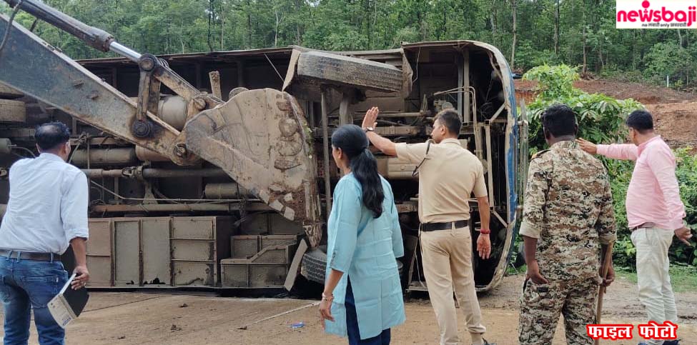 रायगढ़ जिले के धर्मजयगढ़ क्षेत्र में बस पलट गई.