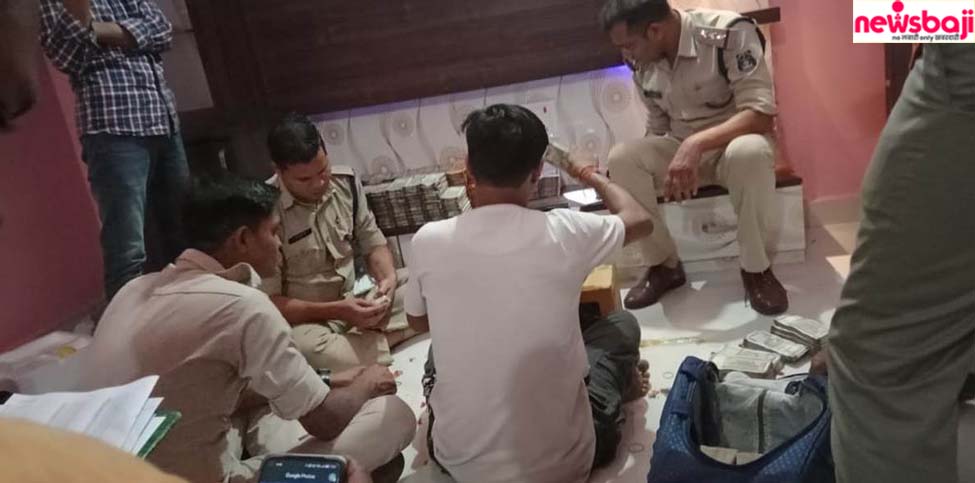 कारोबारी के घर नोटों का जखीरा मिलने के बाद पुलिस जांच कर रही है.