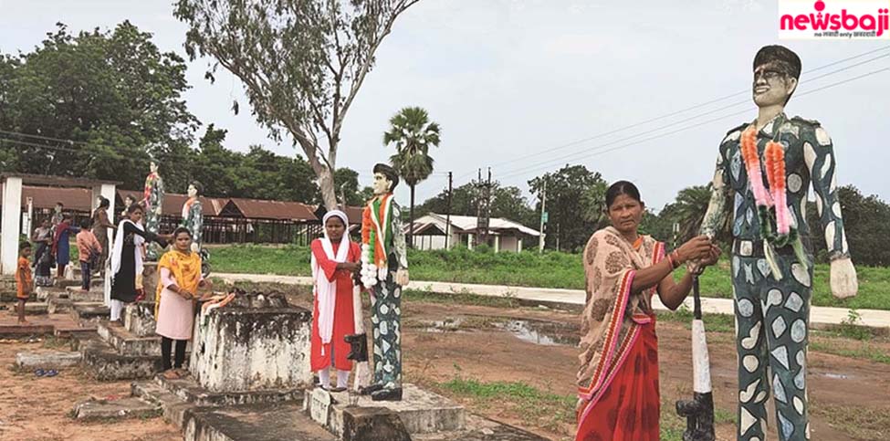 सुकमा के एर्राबोर में शहीद भाइयों की प्रतिमा पर बहनों ने राखी बांधी.