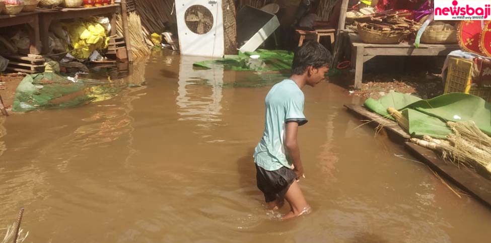 बिलासपुर के शनिचरी बाजार के पास भरा पानी.