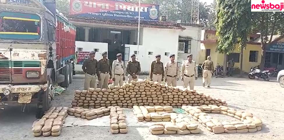 महासमुंद की पिथौरा पुलिस ने ट्रक समेत गांजा जब्त कर लिया है.