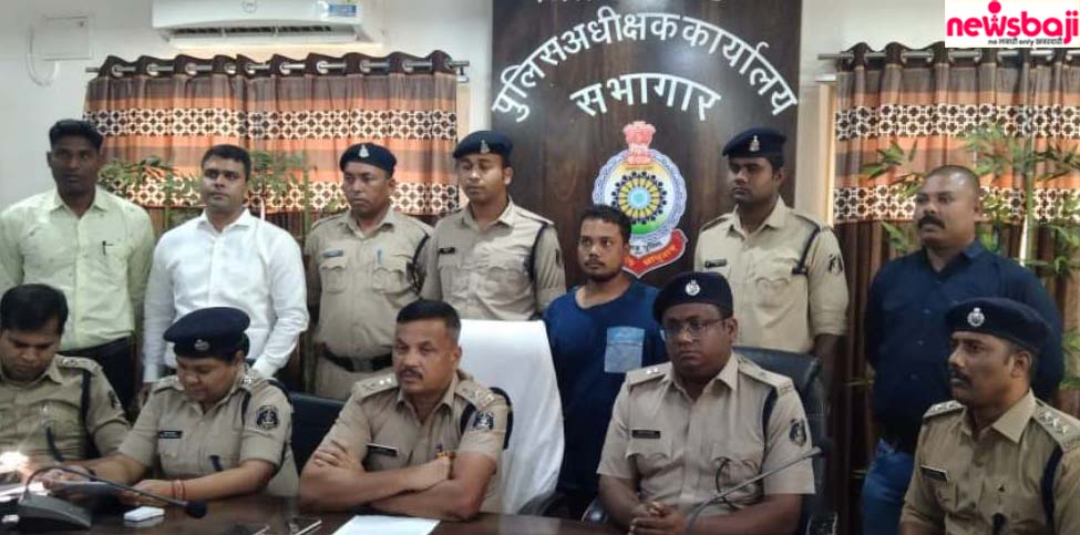 महासमुंद पुलिस ने मां, पिता और दादी की हत्या करने वाले आरोपी को गिरफ्तार कर लिया है.