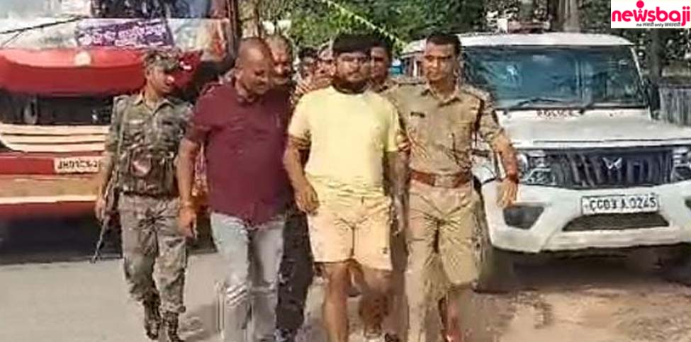 आरोपी को बस से उतारकर ले जाती पुलिस.