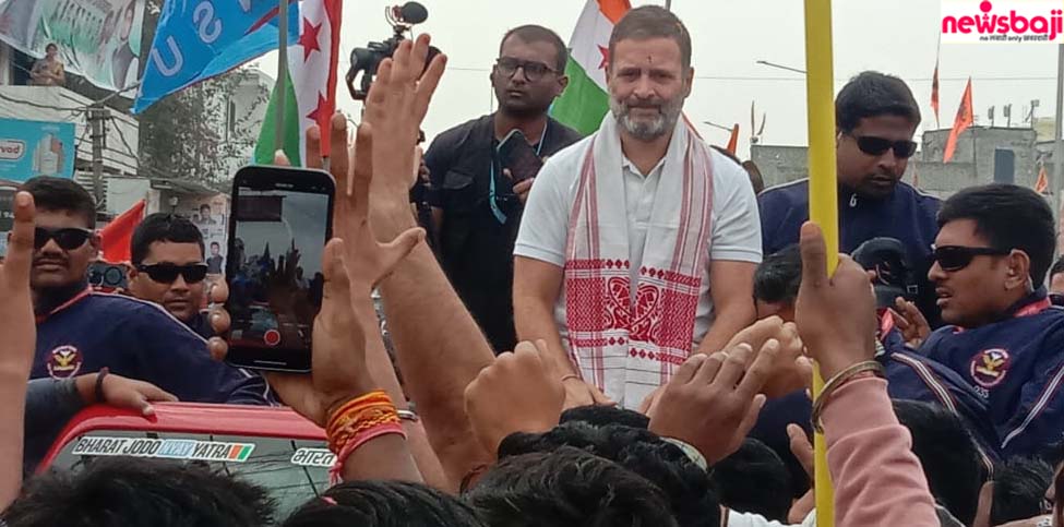 अंबिकापुर में राहुल गांधी खुली जीप पर सवार हैं.