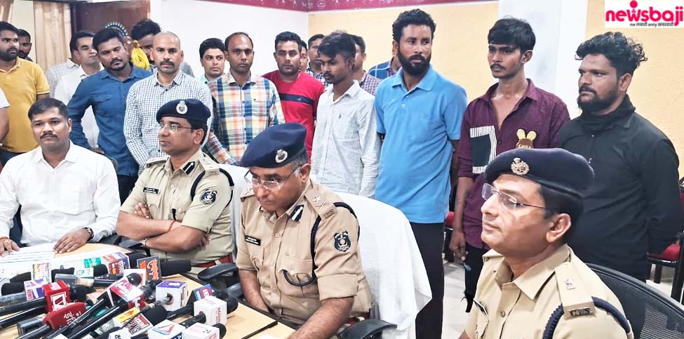 रायपुर पुलिस ने गैंग के शूटर व बाइक राइडर्स को अरेस्ट किया है.