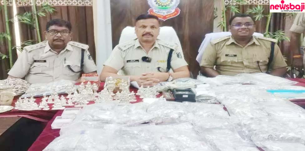 महासमुंद पुलिस ने चेकपोस्ट पर 37 किलो चांदी के गहने जब्त किए हैं.