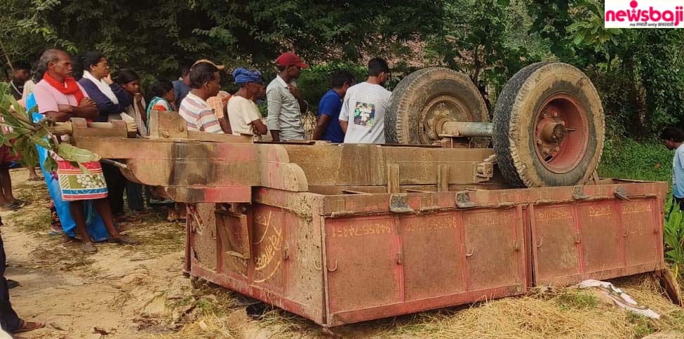 जशपुर में ट्रैक्टर ट्रॉली पलटने से तीन ग्रामीणों की मौत हो गई.