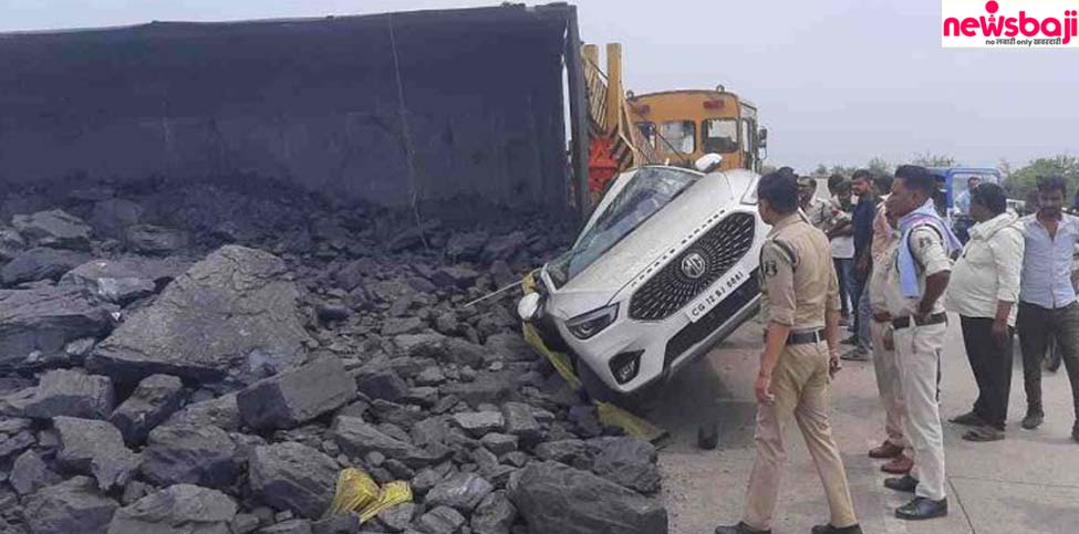 रायपुर-बिलासपुर रोड पर सिमगा के पास लिमतरा में ट्रेलर कार के ऊपर गिर गया.